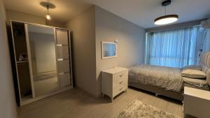 1 dormitorio con 1 cama y ducha acristalada en Luxury Apartment -Es, en Sarıyer