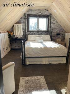 a bedroom with a large bed in a attic at Appartement champêtre in Saguenay