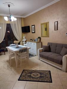 uma sala de estar com um sofá e uma mesa em Casa Vacanze Villa Anna em Vibo Valentia