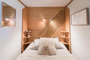 ein Schlafzimmer mit einem Bett, auf dem ein Teddybär liegt in der Unterkunft Ski ou Thermes? Un appt cabine avec vue magnifique in Saint-Gervais-les-Bains