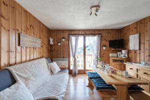 ein Wohnzimmer mit Sofa und Tisch in der Unterkunft Ski ou Thermes? Un appt cabine avec vue magnifique in Saint-Gervais-les-Bains