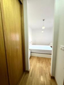 ein kleines Schlafzimmer mit einem Bett in einem Zimmer in der Unterkunft Apartamento Carril in Vilagarcia de Arousa