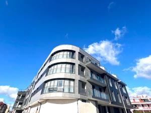 ein hohes Gebäude mit blauem Himmel im Hintergrund in der Unterkunft Apartamento Carril in Vilagarcia de Arousa