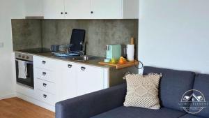 sala de estar con sofá y cocina en Azores Element, en Livramento