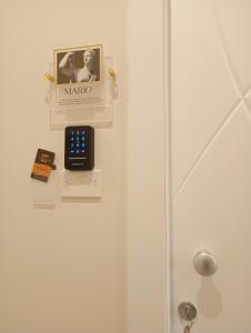 una puerta con un celular y una foto en ella en Da Mario Affittacamere, en Gioia Tauro