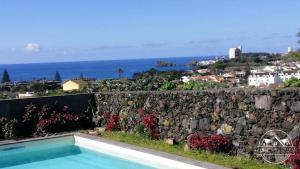 een villa met een zwembad en een stenen muur bij Azores Element in Livramento