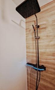 una lámpara sentada en una pared junto a una pared en Traumhaftes Apartment, en La Oliva