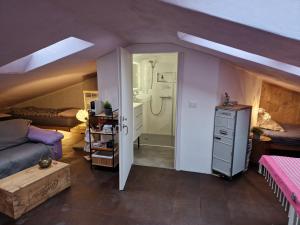 Camera mansardata con bagno completo di doccia. di Casa Alpe-Adria a Venzone