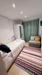 - une chambre avec 2 lits et un tapis dans l'établissement San Pedro con ascensor y recogida, à Santa Pola