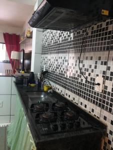 uma cozinha com um lavatório e uma placa de fogão em Canto da paz em Angra dos Reis