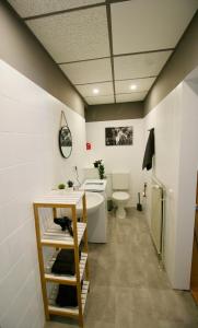 een badkamer met een toilet en een wastafel bij Hygge Homes - 1BR Apartment inkl. TV und Küche in Rosengarten