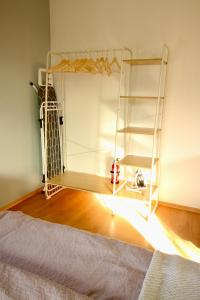 um quarto com um beliche e uma escada em Hygge Homes - 1BR Apartment inkl. TV und Küche em Rosengarten