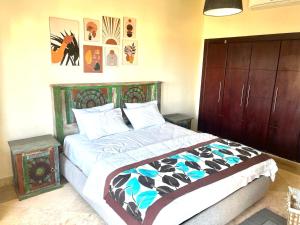 um quarto com uma cama grande num quarto em Azzura appartment sahl hashesh with private garden em Hurghada