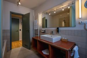 Koupelna v ubytování Hotel Lamm Baiersbronn Mitteltal