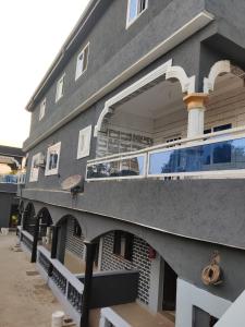 un edificio con un balcón en el lateral. en Belle Villa en Lomé