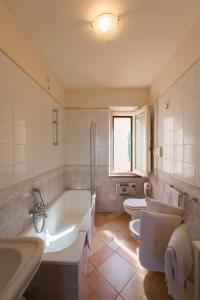 A bathroom at L'attichetto Még 14 kép