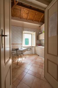 A kitchen or kitchenette at L'attichetto
