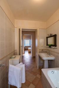 A bathroom at L'attichetto