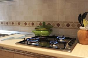 A kitchen or kitchenette at L'attichetto