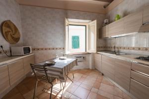 A kitchen or kitchenette at L'attichetto