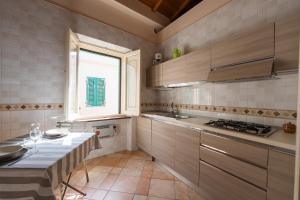 A kitchen or kitchenette at L'attichetto