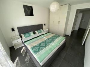 um quarto com uma cama grande num quarto em Holiday apartment meadow em Sulzburg