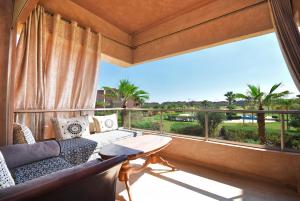 un soggiorno con divano e una grande finestra di Appartement Prestegia JAAD Near Aeroport a Marrakech