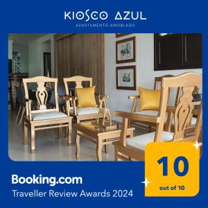 里奧阿查的住宿－Kiosco Azul - Apartamento amoblado cerca al mar，一组木椅