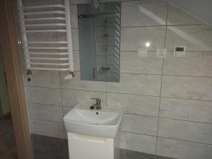 uma casa de banho com um lavatório e um espelho em DAR-KAJ 
