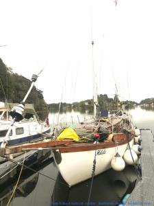 卑爾根的住宿－Sailing Yachts in Bergen，停靠在水面码头的帆船