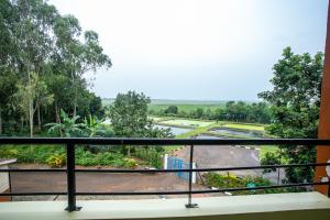 d'un balcon avec vue sur la rivière. dans l'établissement ST STEVENS SUITES, ENTEBBE, à Entebbe