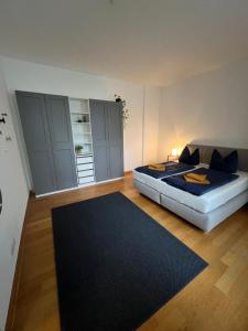 - une chambre avec un lit et un tapis noir dans l'établissement Ferienwohnung Marie, à Bad Elster