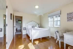 1 dormitorio con cama blanca y suelo de madera en Coastal Santa Barbara Townhome, Walk to Beach! en Santa Bárbara