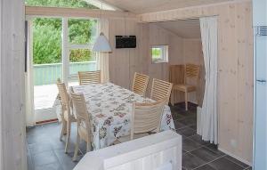 comedor con mesa y sillas en Amazing Home In Hejls With Sauna en Hejls