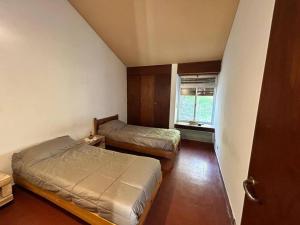 1 Schlafzimmer mit 2 Betten und einem Fenster in der Unterkunft Casa en Villa el Chocón, Neuquén in Villa El Chocón
