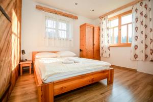 um quarto com uma cama grande num quarto em Apartament 33 Poronin em Poronin