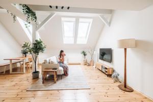 Μια τηλεόραση ή/και κέντρο ψυχαγωγίας στο Modern Sunlit Loft with A/C in Prime Location