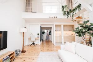 Μια τηλεόραση ή/και κέντρο ψυχαγωγίας στο Modern Sunlit Loft with A/C in Prime Location