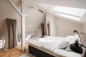 Ένα ή περισσότερα κρεβάτια σε δωμάτιο στο Modern Sunlit Loft with A/C in Prime Location