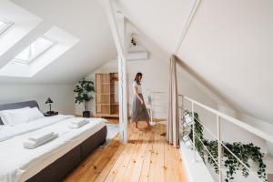 Ένα ή περισσότερα κρεβάτια σε δωμάτιο στο Modern Sunlit Loft with A/C in Prime Location