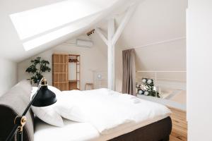 Ένα ή περισσότερα κρεβάτια σε δωμάτιο στο Modern Sunlit Loft with A/C in Prime Location
