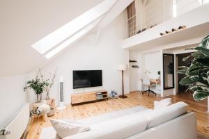 Μια τηλεόραση ή/και κέντρο ψυχαγωγίας στο Modern Sunlit Loft with A/C in Prime Location