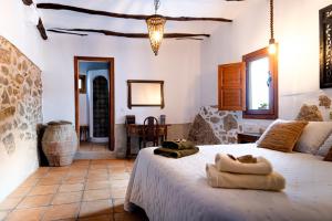 um quarto com uma cama com toalhas em Casa Rural La Corretger em Chulilla