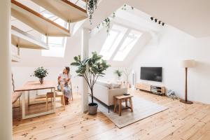 Μια τηλεόραση ή/και κέντρο ψυχαγωγίας στο Modern Sunlit Loft with A/C in Prime Location