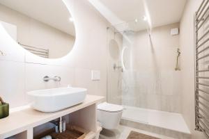 Ένα μπάνιο στο Modern Sunlit Loft with A/C in Prime Location