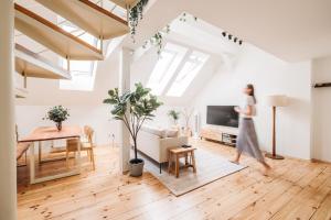 Μια τηλεόραση ή/και κέντρο ψυχαγωγίας στο Modern Sunlit Loft with A/C in Prime Location