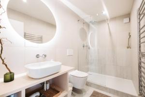 Ένα μπάνιο στο Modern Sunlit Loft with A/C in Prime Location