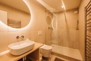 Ένα μπάνιο στο Modern Sunlit Loft with A/C in Prime Location