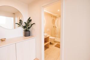 Ένα μπάνιο στο Modern Sunlit Loft with A/C in Prime Location