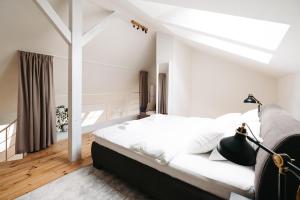 Ένα ή περισσότερα κρεβάτια σε δωμάτιο στο Modern Sunlit Loft with A/C in Prime Location